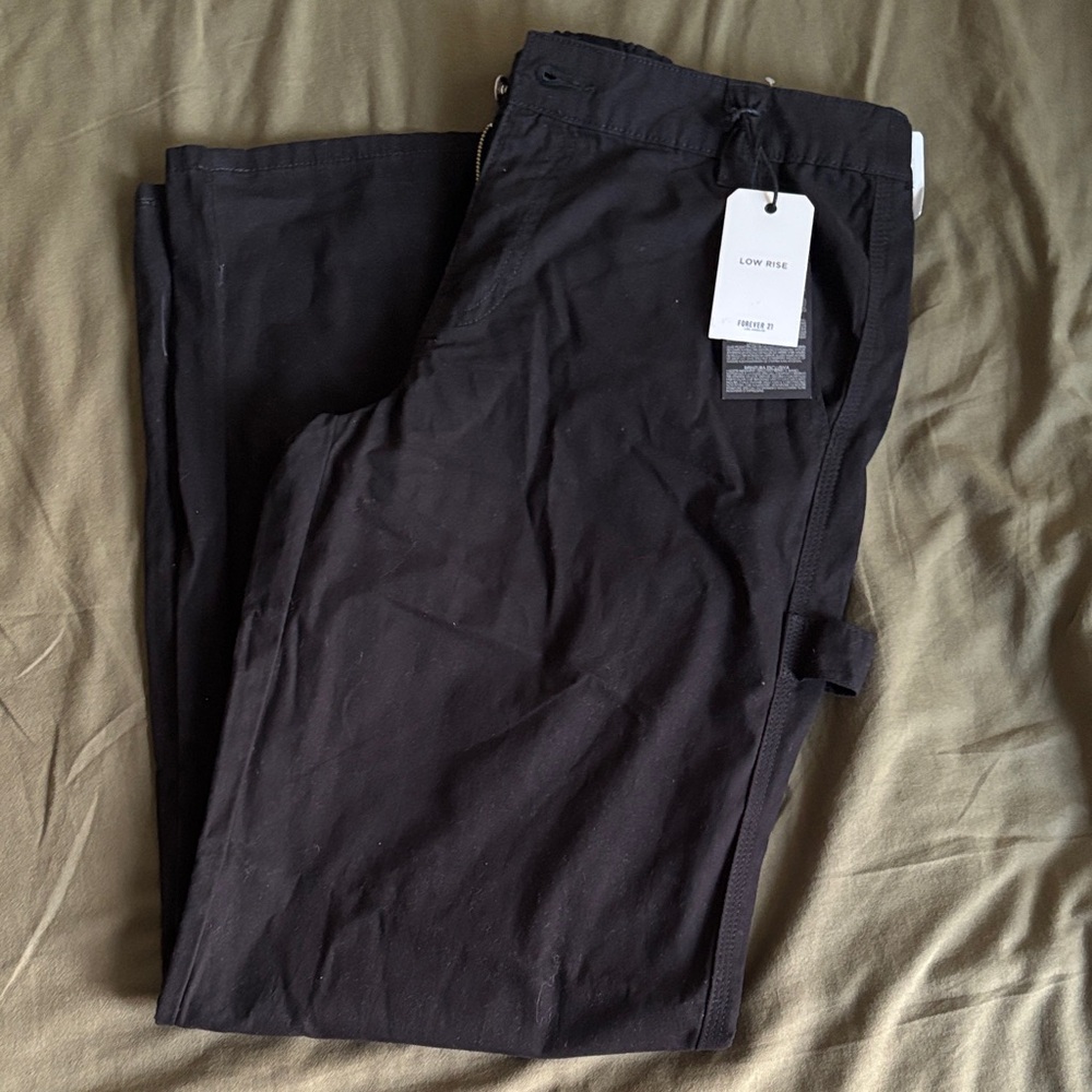 NWT. Women’s/Juniors Black wide leg cargo